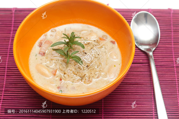 在一個橘子碗鮮扁豆湯