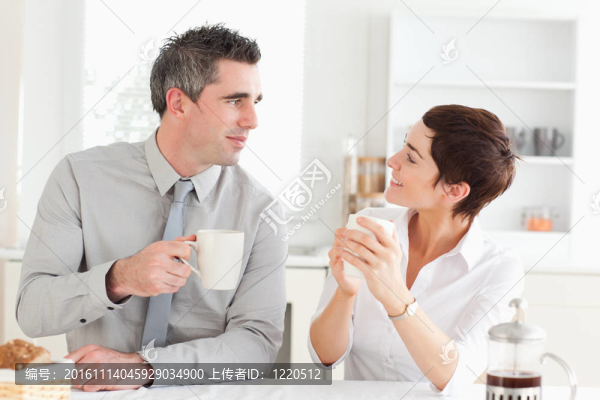 幸福夫妻喝咖啡
