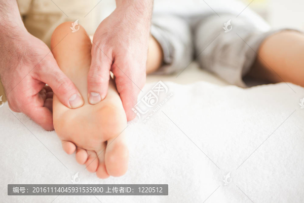 男按摩師按摩女人的腳