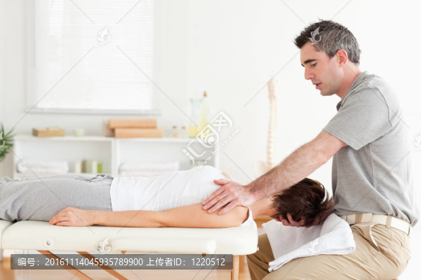 按摩師拉女人的頭