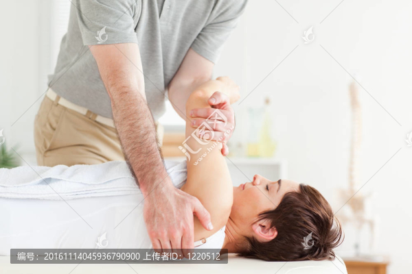 男子伸了一個(gè)女人的手臂