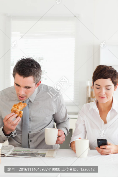 可愛的夫婦一起吃早餐