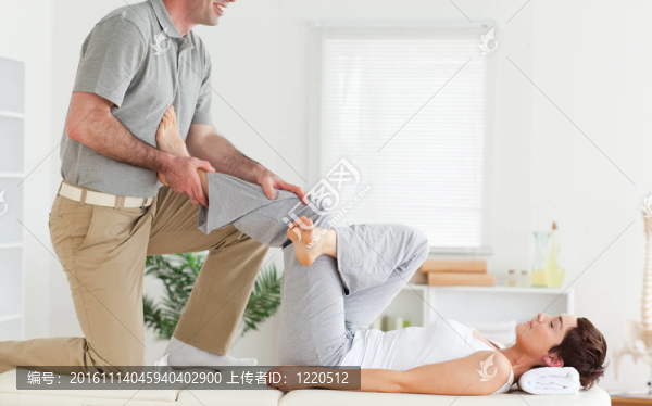 脊椎伸展的女人的腿