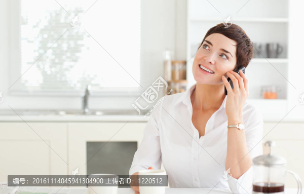 廚房里的活潑女人