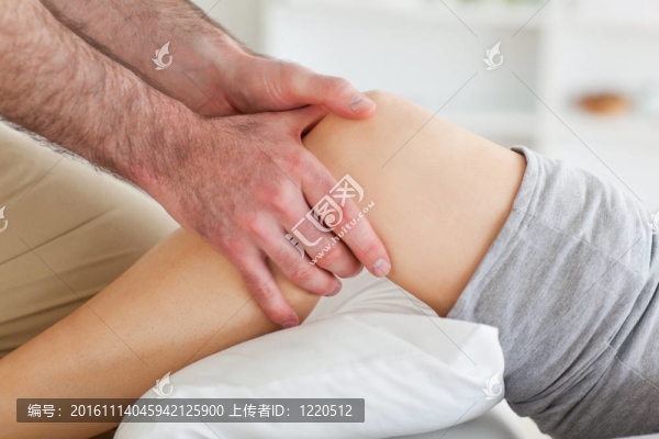 男人按摩女人的膝蓋