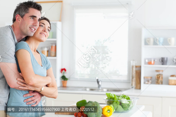 男人與女人的擁抱