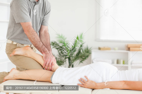 按摩師按摩女人的腿