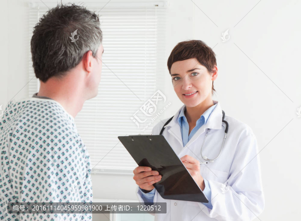 女醫(yī)生與病人交談