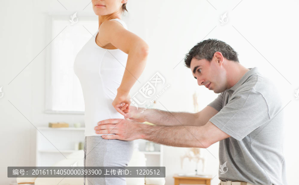 脊椎檢查一個(gè)可愛的女人回來