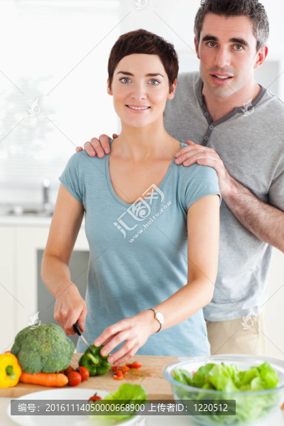 丈夫按摩他妻子時，她切蔬菜