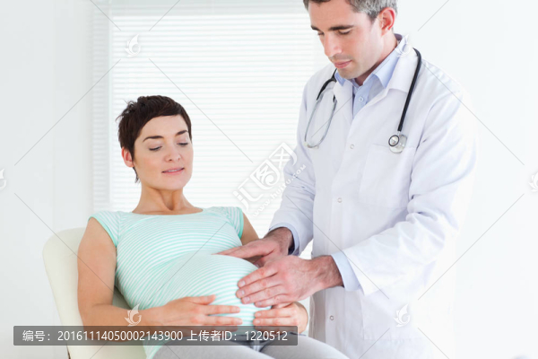 醫(yī)生聽診孕婦的肚子