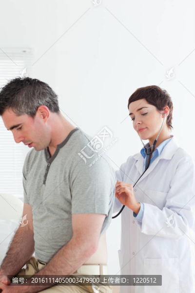 女醫(yī)生檢查病人