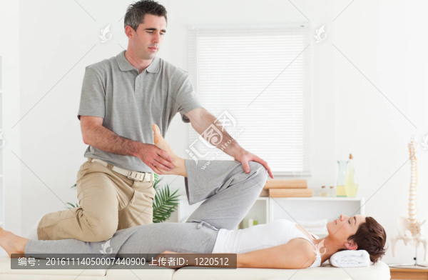按摩師拉客戶的腿
