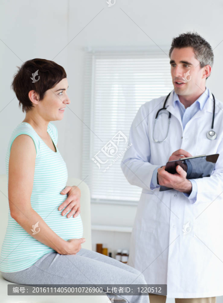 坐著孕婦摸她的肚子