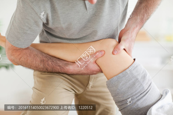 按摩師按摩患者的膝關(guān)節(jié)