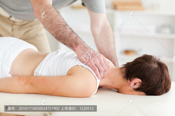 按摩師按摩女人的脖子