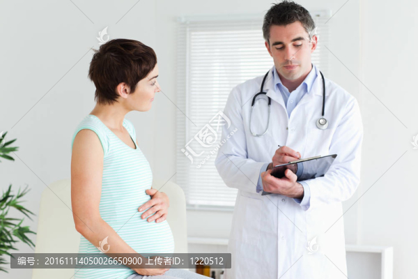 懷孕的女人和她的醫(yī)生說話