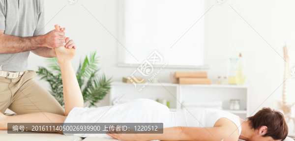 按摩師按摩女顧客的腿