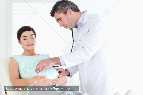 醫(yī)生檢查的可愛女人的肚子，用聽診器