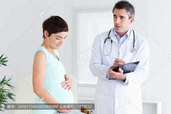 懷孕的女人去看醫(yī)生