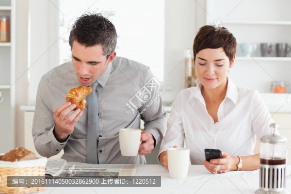 下班前吃早飯的夫婦