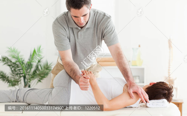 按摩師的女人的手臂伸展