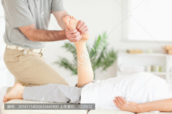 按摩師的按摩客戶的腳