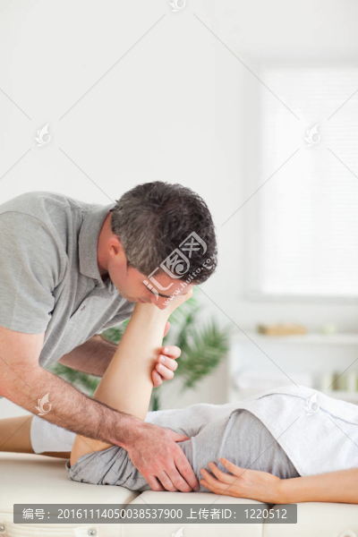 客戶的腿伸展脊椎