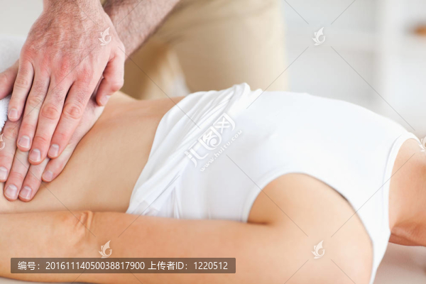 躺著的女人得到按摩