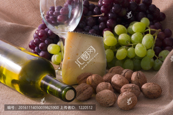工作室拍攝的葡萄酒；奶酪和堅(jiān)果