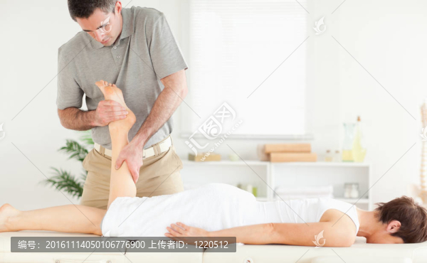 一位女顧客的腿部按摩