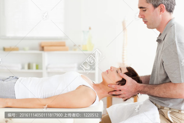 男人伸展一個可愛的女人
