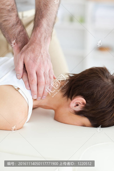 女顧客的頸部按摩的按摩師
