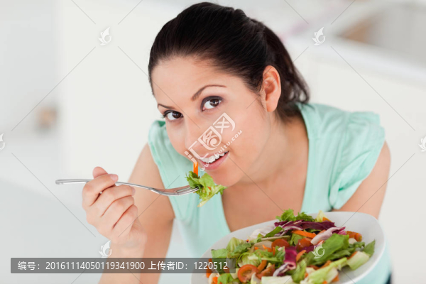 美麗的女人吃沙拉