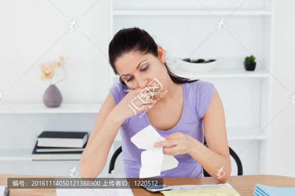 強(qiáng)調(diào)年輕女子做銀行