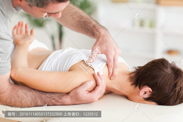 男人女人的肩膀按摩