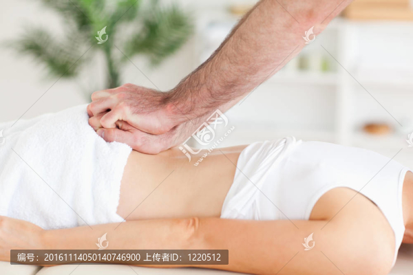 可愛的女人得到背部按摩