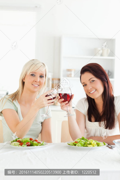 可愛(ài)的女人喝葡萄酒