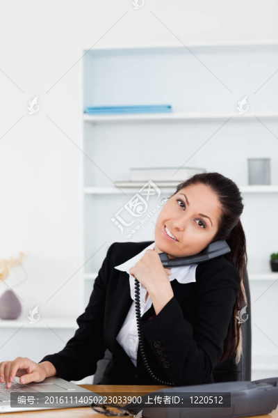 快樂的女商人的電話