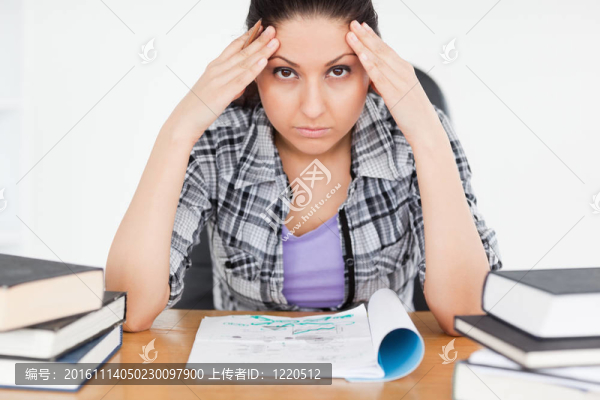 強調(diào)學生帶作業(yè)看相機