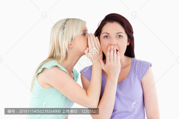 一個迷人的女人告訴她的朋友一個秘密的肖像