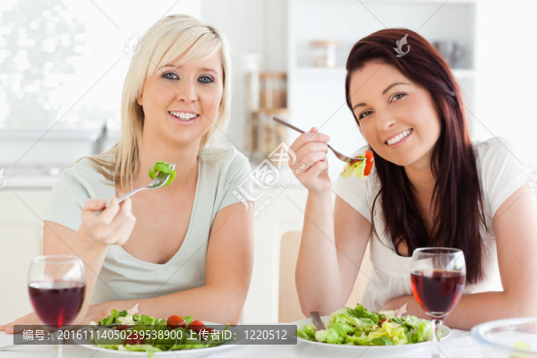 快樂(lè)的年輕女性吃沙拉