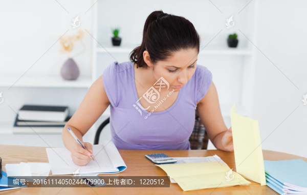 客廳中的年輕女性