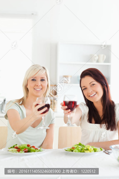 年輕女性喝葡萄酒