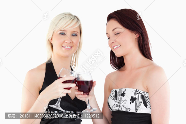 迷人的女性穿著烤紅葡萄酒