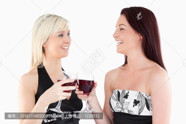 笑的女性穿著烤紅葡萄酒