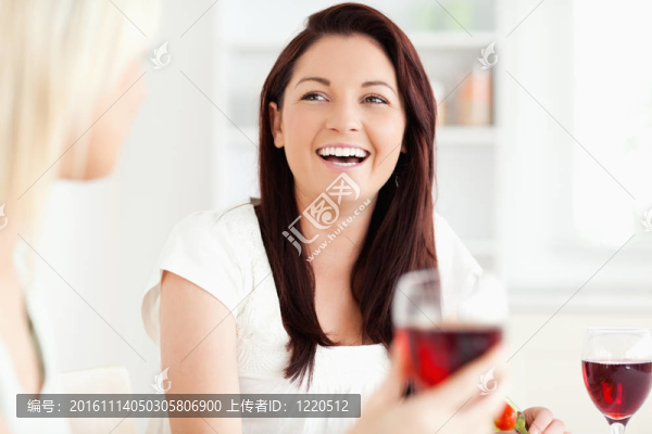 青年女性飲酒的肖像