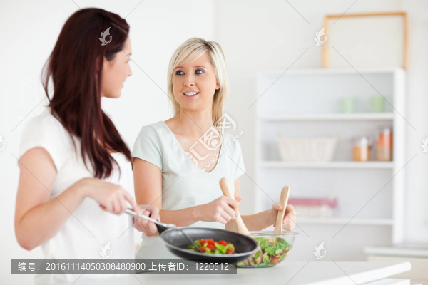 微笑的女人烹飪晚餐
