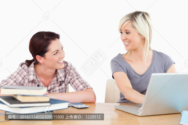 婦女與筆記本電腦和書(shū)籍學(xué)習(xí)