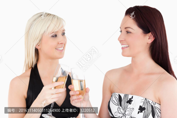 在美麗的禮服敬酒香檳華麗的女人